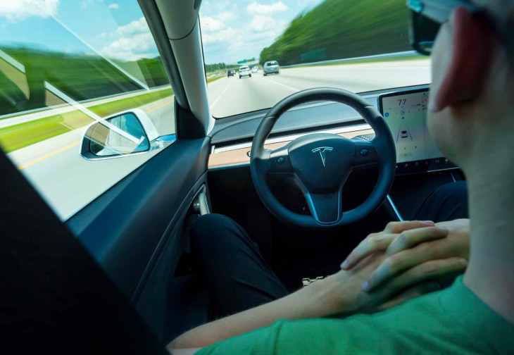 Guida autonoma Tesla Model 3