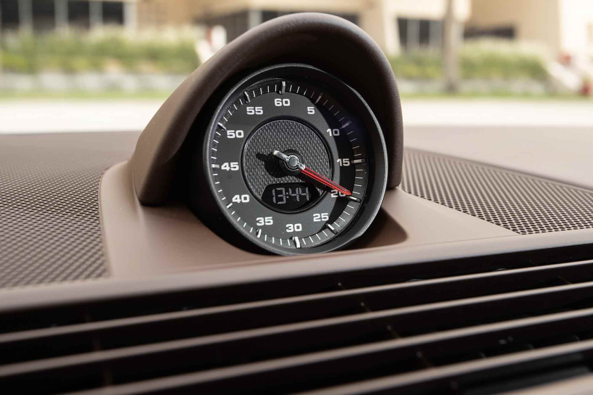 Orologio analogico della nuova Porsche Orologio analogico della nuova Porsche