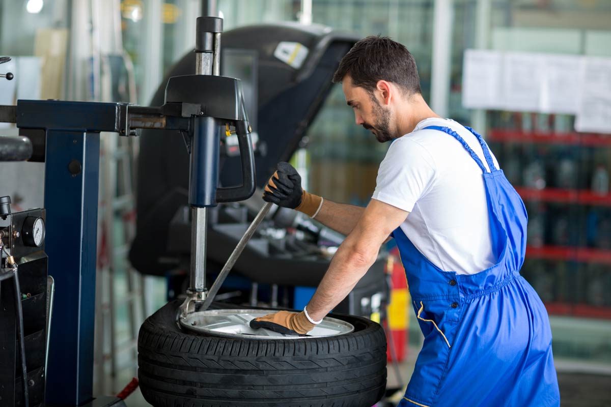 Rimozione dello pneumatico dal cerchio Rimozione dello pneumatico dal cerchio