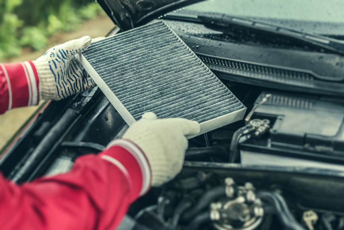Sostituzione del filtro anti-polline del climatizzatore Sostituzione del filtro anti-polline del climatizzatore