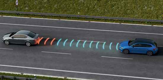 Cruise Control Adattivo vs Cruise Control: funzionamento e differenze